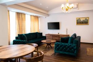 MaglajEdemus - Motel & Restaurant的客厅配有绿色家具和电视