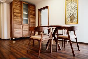 MaglajEdemus - Motel & Restaurant的一间带木桌和椅子的用餐室