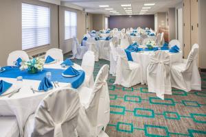 普雷斯科特普雷斯科特原住客栈的宴会厅配有白色的桌椅和蓝色的弓