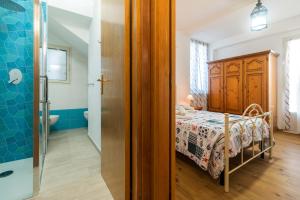 卡拉古诺内Villa Isabel的一间带床的小卧室和一间浴室