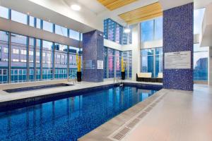 蒙特利尔蒙特利尔市中心万怡酒店的一座大型游泳池,位于一座带窗户的建筑内