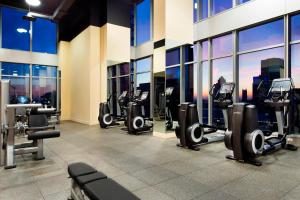 蒙特利尔蒙特利尔市中心万怡酒店的享有城市天际线景致的健身房