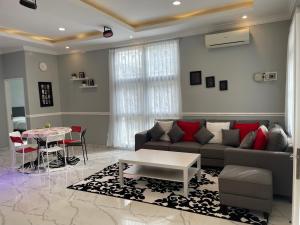普卡Eton Asia Villas-Kota Bunga的客厅配有沙发和桌子