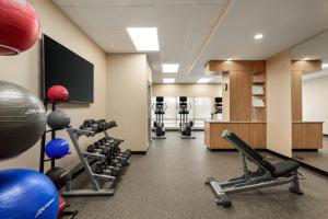 南海文TownePlace Suites by Marriott Memphis Southaven的一间健身房,配有数台跑步机和举重器材