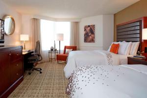 圣路易斯文艺复兴圣路易斯机场酒店 的酒店客房配有两张床和一张书桌