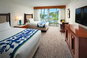 利胡埃万豪可爱岛海滩俱乐部酒店的酒店客房设有两张床和一台平面电视。