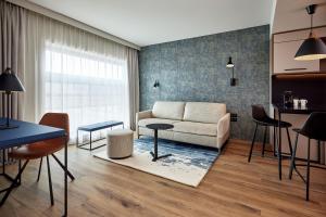斯特拉斯堡Residence Inn by Marriott Strasbourg的客厅配有沙发和桌子