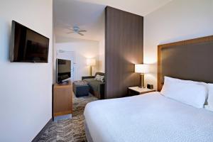 皮奥里亚凤凰城格伦代尔/皮奥里亚春季山丘套房酒店的酒店客房,配有床和电视