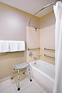 皮奥里亚凤凰城格伦代尔/皮奥里亚春季山丘套房酒店的带浴缸和凳子的浴室