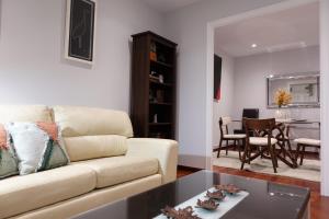 拉科鲁尼亚Céntrico y acogedor piso con garaje的客厅配有沙发和桌子
