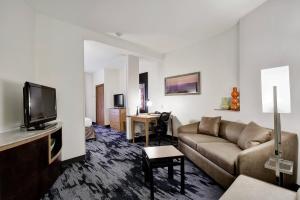 伯尼费尔菲尔德客栈及万豪圣安东尼奥伯尼套房酒店的带沙发和平面电视的客厅