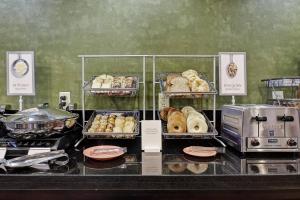 伯尼费尔菲尔德客栈及万豪圣安东尼奥伯尼套房酒店的展示盒,内含不同类型的面包和糕点