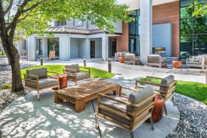 里诺Courtyard by Marriott Reno的庭院配有椅子和木桌