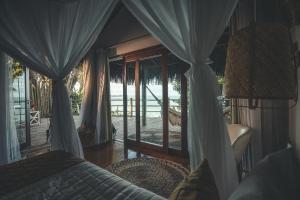 皮帕Madeiro Beach Hotel的一间卧室配有一张床,享有海景