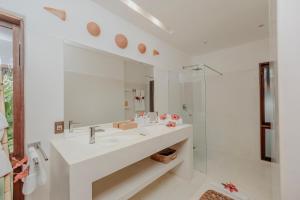 皮帕Madeiro Beach Hotel的白色的浴室设有水槽和淋浴。