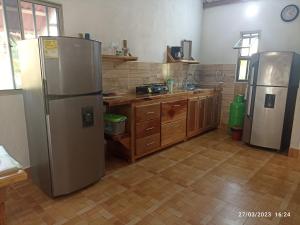 圣贝尔纳多德尔比恩托El ensueño的厨房配有不锈钢冰箱和木制橱柜