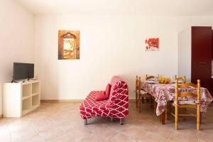 诺托玛丽娜~ Villa Demetra ~的一间带桌椅和电视的用餐室