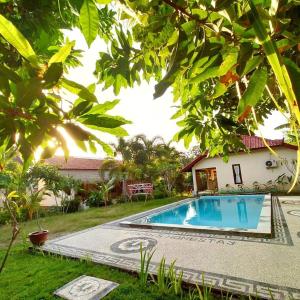 龙目岛库塔西拉民宿的一座房子的院子内的游泳池