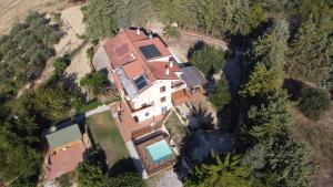BucchianicoLa Culla del Conte的享有带游泳池的房屋的空中景致