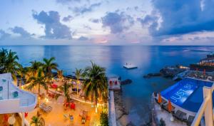 科苏梅尔Hotel B Cozumel的享有棕榈树海滩和大海的空中景致