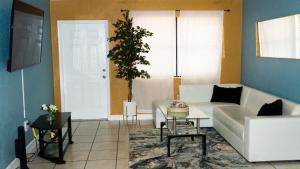 迈阿密MNE Luxury In Miami的客厅配有白色的沙发和桌子