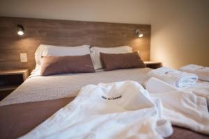 维拉卡洛斯帕兹阿尔图斯尚帕奇公寓的一间卧室配有一张带白色毛巾的床