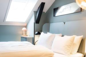 奥斯陆斯堪迪克奥斯陆城市酒店的一间卧室配有带白色枕头的床