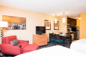波蒂奇TownePlace Suites by Marriott Kalamazoo的酒店客房设有客厅和饭厅。
