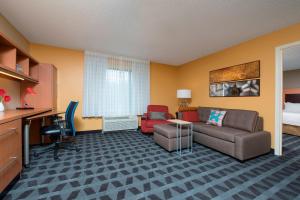 波蒂奇TownePlace Suites by Marriott Kalamazoo的酒店客房配有沙发、椅子和书桌