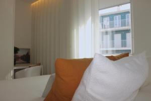 布拉加Sweet Dreams in Braga的客厅配有白色沙发和窗户