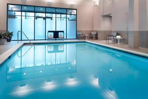 哥伦布Residence Inn by Marriott Columbus OSU的大楼内的一个蓝色海水游泳池