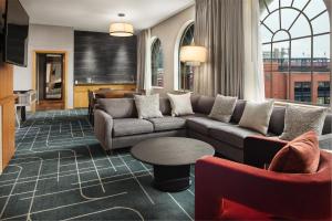 圣路易斯圣路易斯威斯汀酒店的客厅配有沙发和桌子