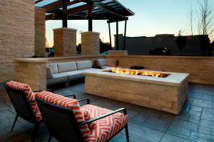 哥伦布SpringHill Suites by Marriott Columbus Easton Area的一个带沙发和火坑的庭院