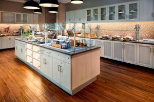 哥伦布SpringHill Suites by Marriott Columbus Easton Area的一间大厨房,配有白色的橱柜和台面