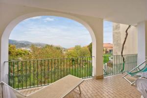 圣巴特罗摩艾美尔Il Poggio di Poiolo的设有一个配有桌椅并享有美景的阳台。