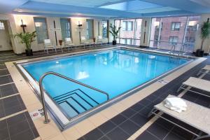 芝加哥芝加哥市区壮丽大道万怡酒店的大楼内一个蓝色的大型游泳池