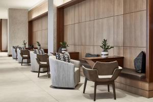 亚特兰大AC Hotel by Marriott Atlanta Airport Gateway的酒店大堂的一排桌椅
