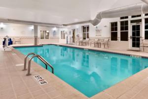 格林斯伯勒Residence Inn by Marriott Greensboro Airport的蓝色海水大型游泳池