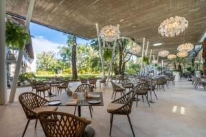 库埃纳瓦卡Anticavilla Hotel Restaurante & Spa的餐厅设有桌椅和吊灯。