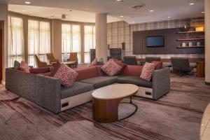 Annapolis Junction米德堡BWI商务区万怡酒店的客厅配有沙发和桌子