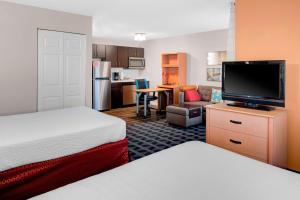 威奇托东威奇托图尼帕拉斯套房酒店的酒店客房设有两张床和一台平面电视。