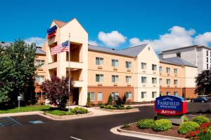 布卢明顿Fairfield Inn & Suites by Marriott Bloomington的享有酒店外景,设有美国国旗