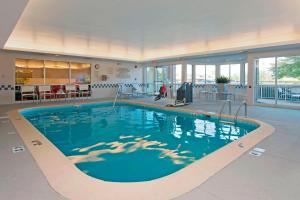 布卢明顿Fairfield Inn & Suites by Marriott Bloomington的大型建筑中的大型游泳池