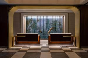 亚特兰大亚特兰大巴克海特JW万豪酒店的客房设有大窗户,墙上挂着壁画
