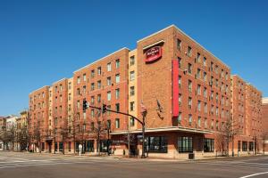 路易斯威尔路易斯维尔市中心住宅旅馆的一座大型红砖建筑,上面有古柯拉标志