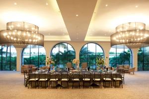 比亚埃尔莫萨比亚埃尔莫萨万豪酒店 的宴会厅配有桌椅和大窗户