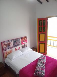 萨兰托Alojamiento Rural San Francisco的一间卧室配有一张大床和紫色毯子