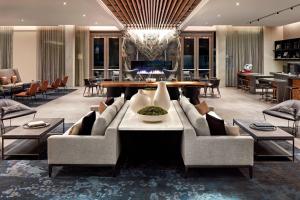 森尼维耳市AC Hotel by Marriott Sunnyvale Cupertino的客厅配有沙发和桌子