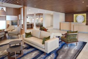 YanktonFairfield by Marriott Inn & Suites Yankton的客厅配有沙发和桌子
