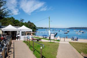 悉尼Tusan Villa Little Manly的享有水域和船只的景色